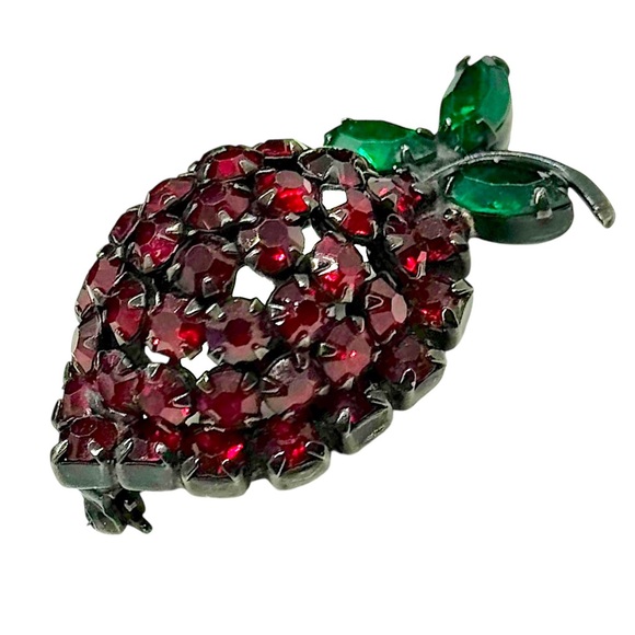 Vintage Hallmarked Warner Red Crystal Strawberry Brooch - Picture 5 of 9